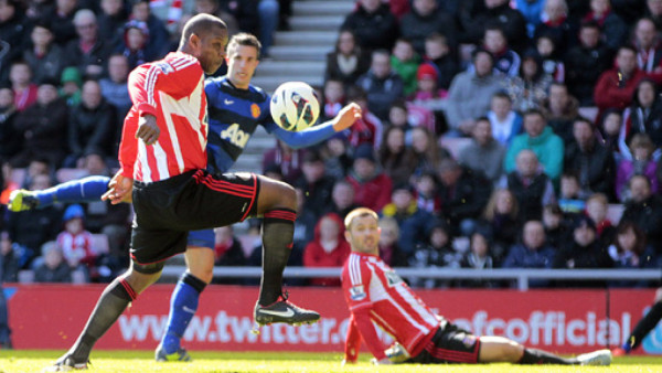 Manchester United gana y roza el título