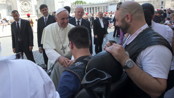 El Papa Francisco bendice motos Harley Davidson y sus pilotos