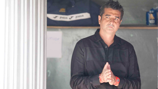El look de Diego Vásquez en su primer partido como entrenador