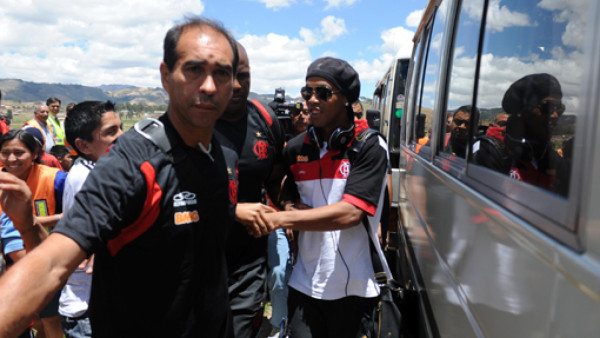 Locura en Bolivia por llegada de Ronaldinho