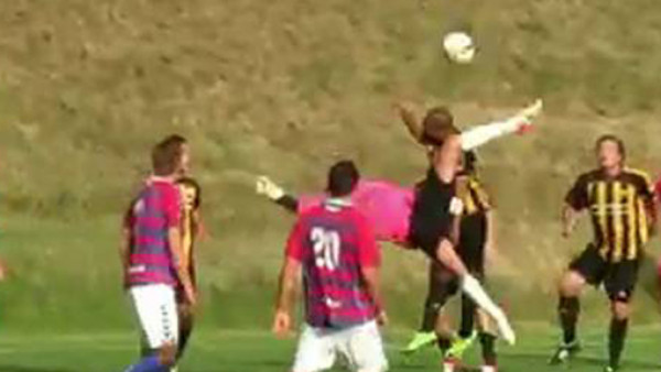 Portero anota gol de chilena al minuto 92 en Dinamarca