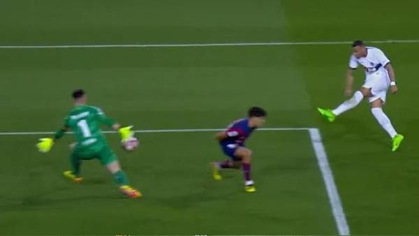 Mbappé marcó su doblete tras una serie de rebotes.