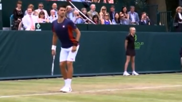 VIDEO: Djokovic imita a Sharapova frente a su novio