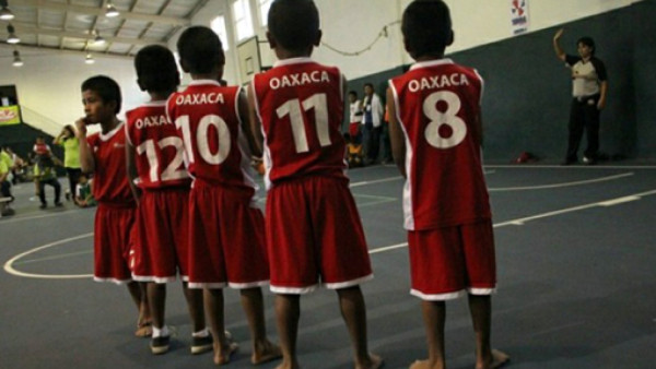 Niños mexicanos indígenas conquistan un torneo internacional descalzos