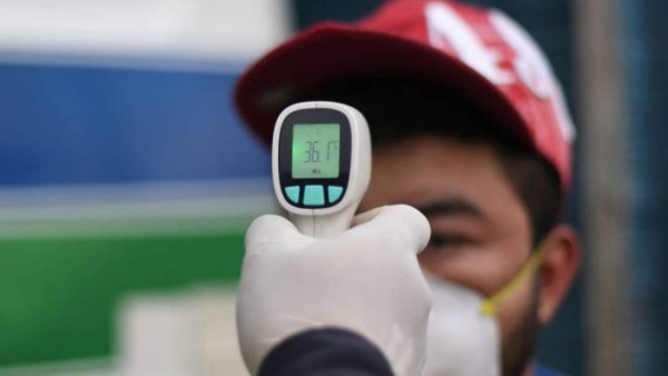 ¡Sin escupir ni sacudirse la nariz! Las medidas que se adoptarían para la reanudación del fútbol