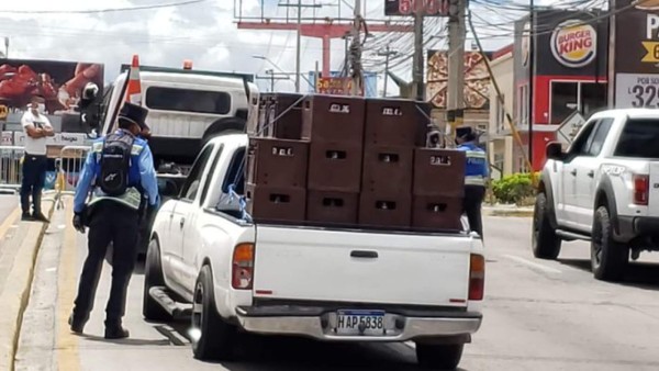 Con cervezas y sin respetar toque de queda absoluto: Las mejores fotos del día en Honduras