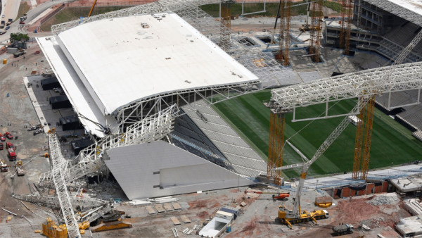 Imágenes del accidente en las obras del estadio inaugural del Mundial-2014.