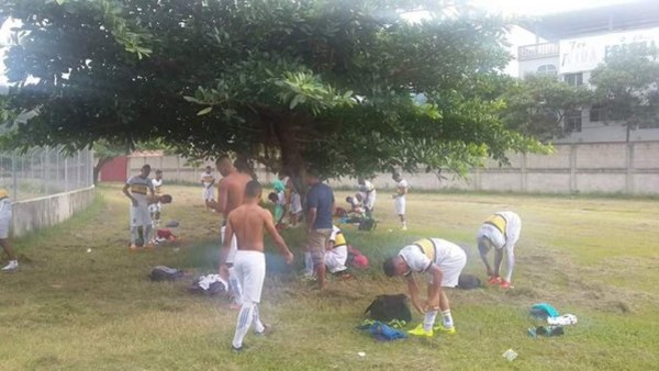 Increíble, jugadores del Boca Juniors se cambian debajo de árbol en Copa Presidente