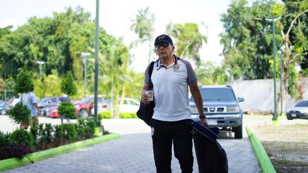 Con su café en mano, así salió Salomón Názar de la sede verdolaga rumbo a Choluteca. FOTO: Mauricio Ayala