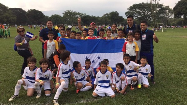 La Happy New Dawn vuela en torneo de fútbol en Colombia