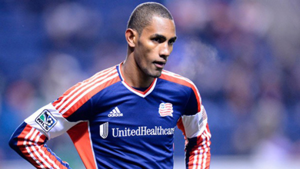 New England anuncia que renovó contrato a Jerry Bengtson