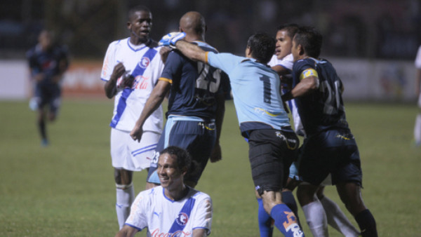 Las imágenes que dejó el derbi Motagua-Olimpia