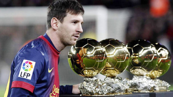 Messi ofreció sus cuatro balones de oro al Camp Nou