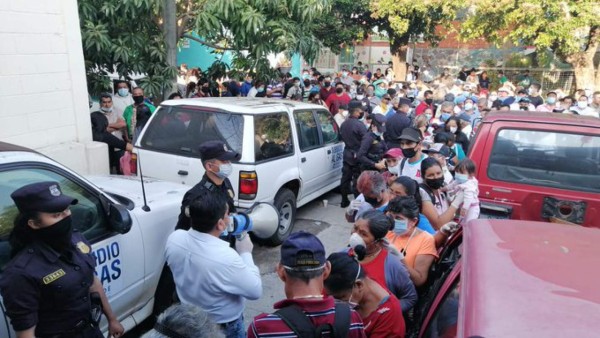 Descontrol y desorden en El Salvador de ciudadanos buscando subsidio aprobado por gobierno de Bukele