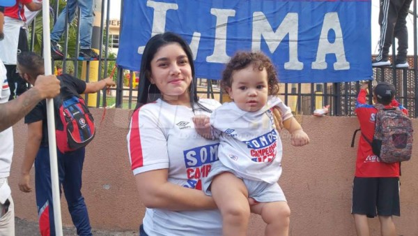 Hinchas merengues inundan los alrededores del Nacional con los colores del Olimpia previo al duelo ante Motagua