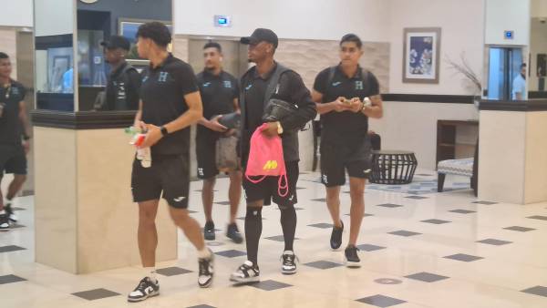 Los jugadores saliendo del hotel de concentración rumbo al estadio. Foto: Fenafuth.