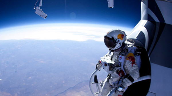 Felix Baumgartner logra el salto más alto de la historia