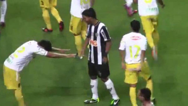 Jugador rival reverenció a Ronaldinho en plena cancha