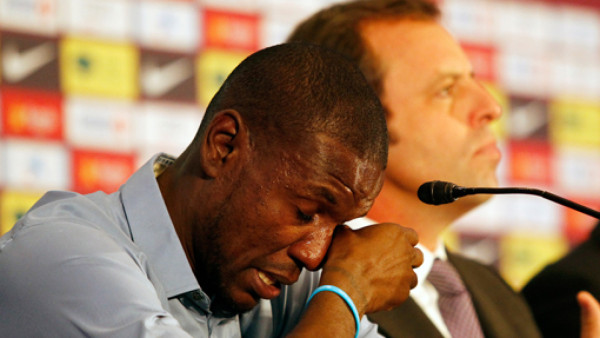 Eric Abidal anuncia su adiós del Barcelona entre lágrimas