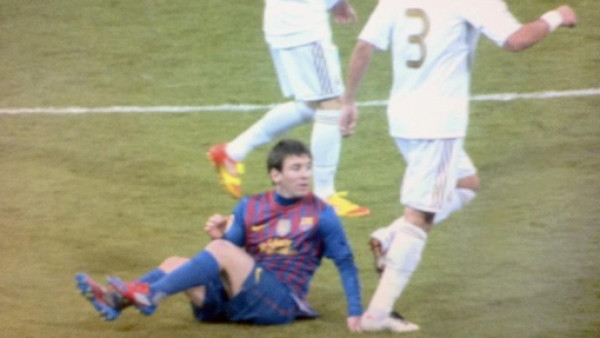 Pepe no es sancionado por pisotón a Messi