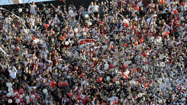 Hinchas de River celebran el ascenso de su equipo