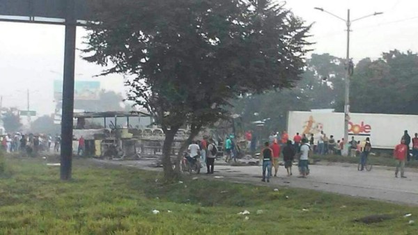 EN FOTOS: Carros quemados y carreteras tomas en casi toda Honduras