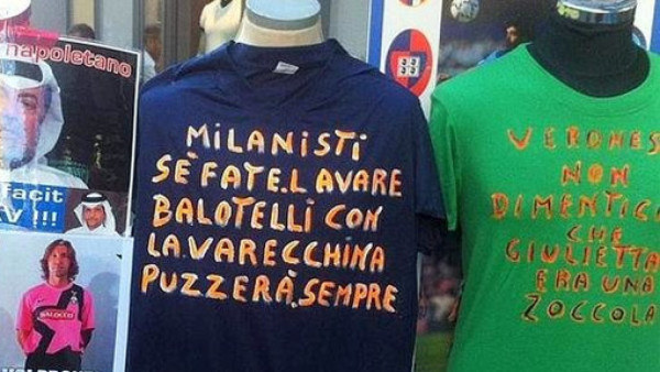 Venden camisetas con mensajes racistas contra Balotelli