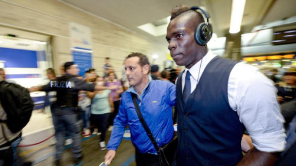 VIDEO: Mario Balotelli golpea una cámara en arribo a Nápoli