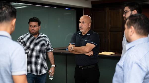 Orinson Amaya en su visita a DIEZ, donde dejó puertas abiertas e invitó a la afición a que se sumara al club.