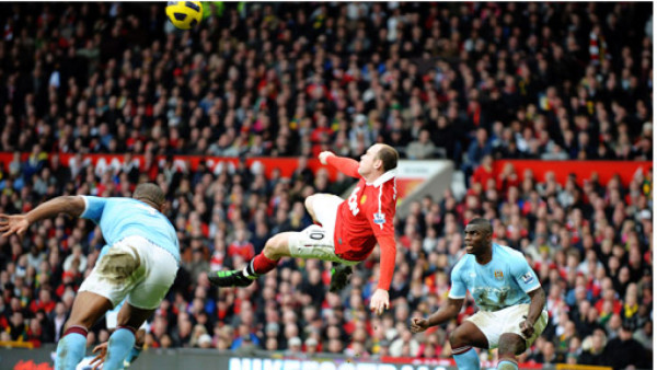 Rooney le anota el gol del año al Manchester City