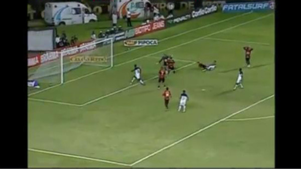 Jugador brasileño falló frente al marco y sin portero