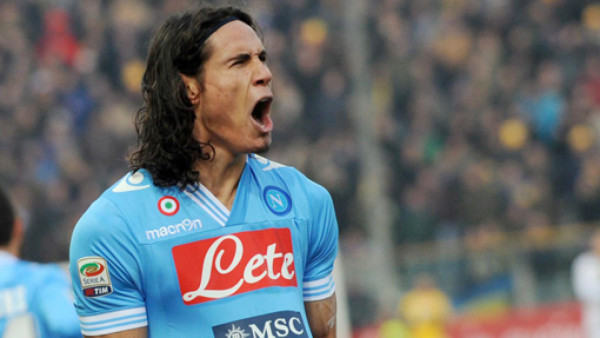 Edinson Cavani pone al Napoli a tres puntos del Juventus