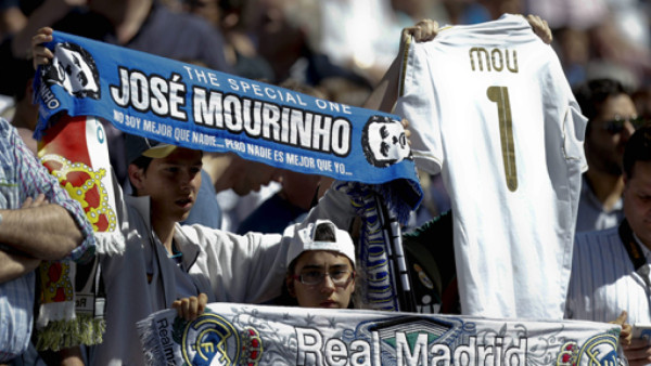 El Bernabéu despide a Mourinho con muchas pancartas