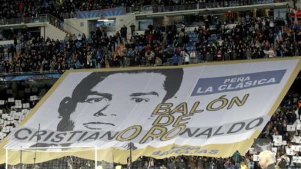 El Bernabéu pide Balón de Oro para Cristiano con miles de máscaras
