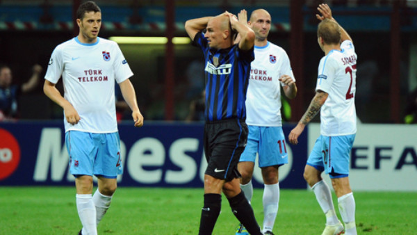 Inter se estrella y los Manchesters tropiezan