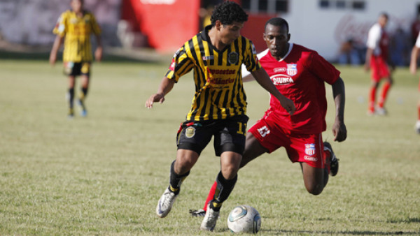 El Real España agranda su invicto