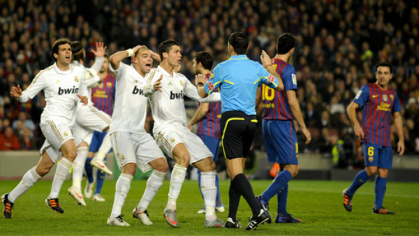 Barcelona sufre, pero despacha al Real Madrid