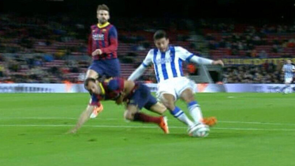 El penal contra Carlos Vela que le perdonaron al Barcelona