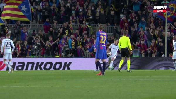 Esta es la mano que estaba reclamando el Barcelona como penal, pero no se sancionó.