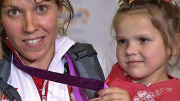 Admirable: Subasta su medalla olímpica para salvar la vida de una niña