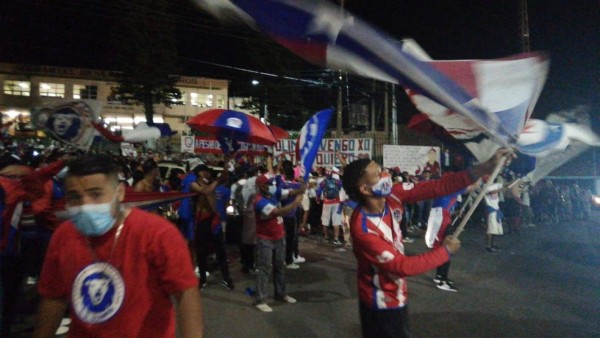FOTOS: La UltraFiel y su banderazo a Olimpia fuera del estadio Nacional