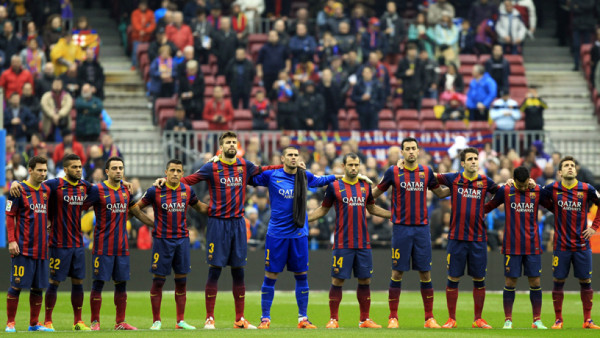 El Camp Nou rinde homenaje a Luis Aragonés con minuto de silencio