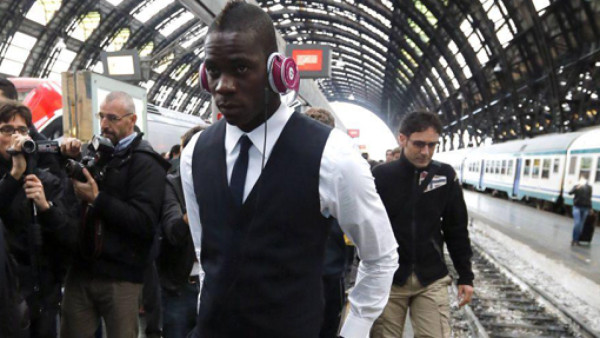Mario Balotelli es sorprendido fumando en un tren