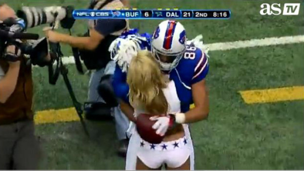 El touchdown del amor, dedicado a la cheerleader del equipo rival