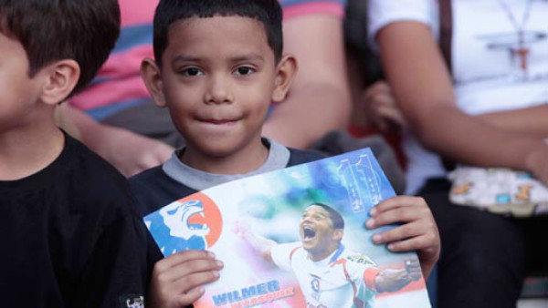 La afición le demuestra su amor a Wilmer