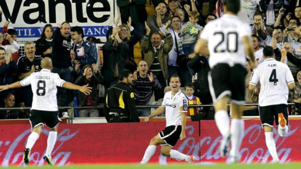 VIDEO: Golazo de Soldado y fin al invicto del Atlético de Madrid
