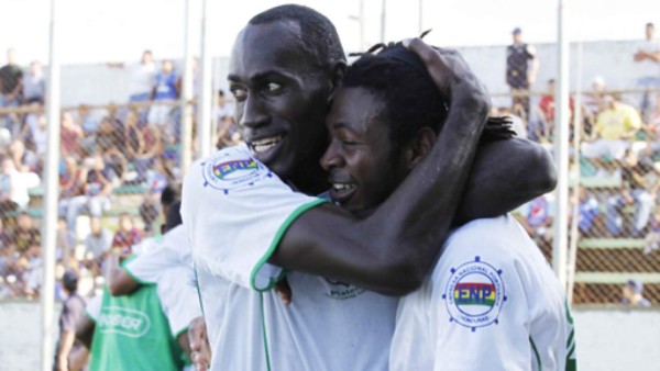 Los futbolistas hondureños que a muy temprana edad colgaron los botines