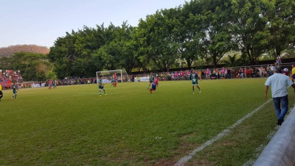Los feos y raros estadios en El Salvador, Nicaragua y Guatemala