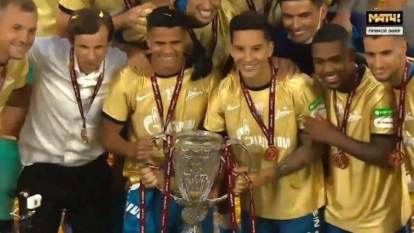 ¡Tuvieron que recoger los pedazos! Zenit logra la Copa de Rusia y la rompe durante la celebración