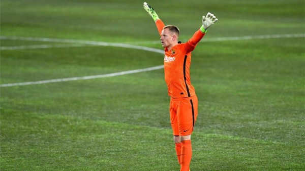 Sin brillo, el Barcelona superó al colero Huesca tras un gol de Frenkie de Jong y es quinto en La Liga